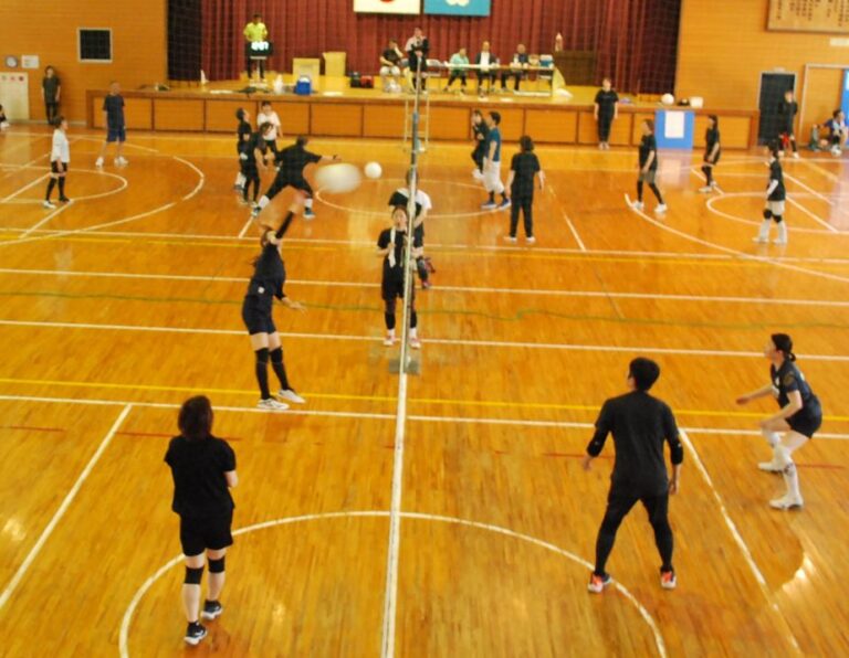 熱戦が繰り広げられた令和６年度潮見地区レクリエーションバレーボール大会.jpg